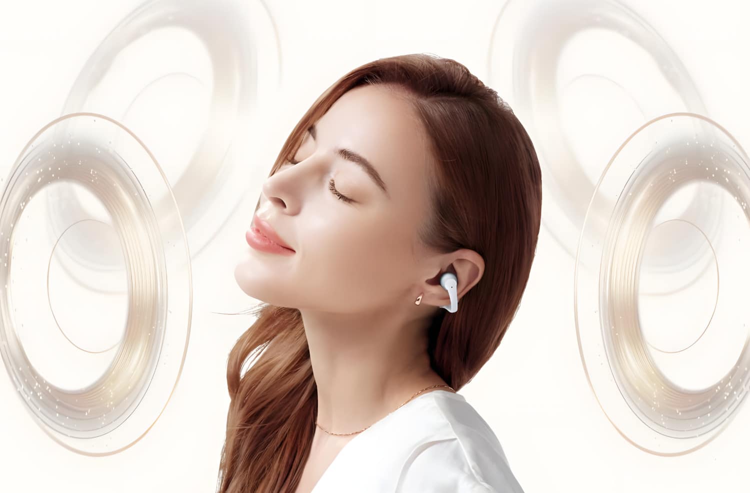 Eine Frau trägt die Shokz OpenDots 2 und schließt dabei die Augen