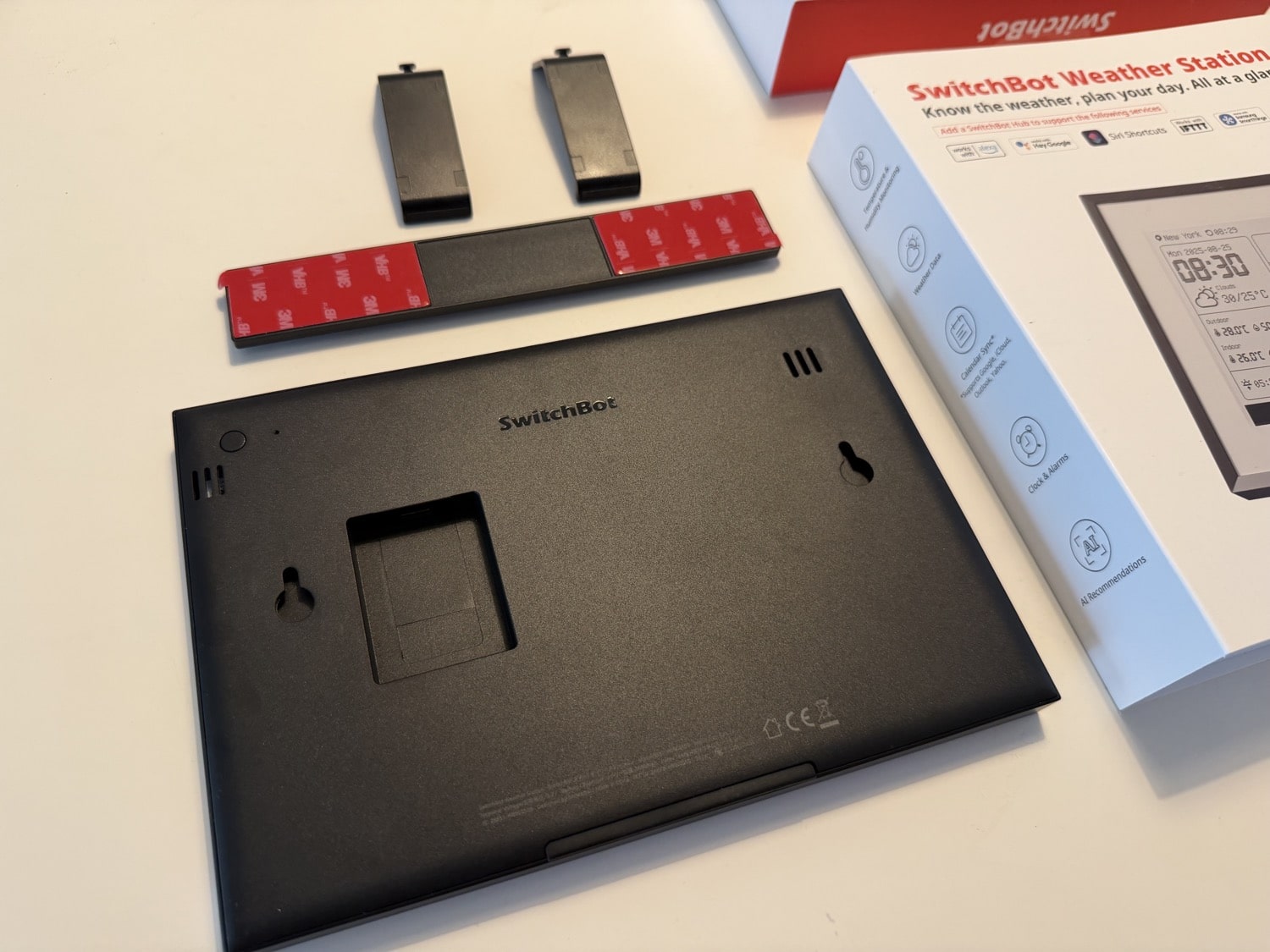 Die Rückseite der SwitchBot Wetterstation 