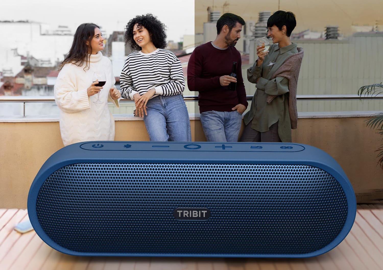 Tribit XSound Plus 2n in Blau mit einer Gruppe Menschen im Hintergrund