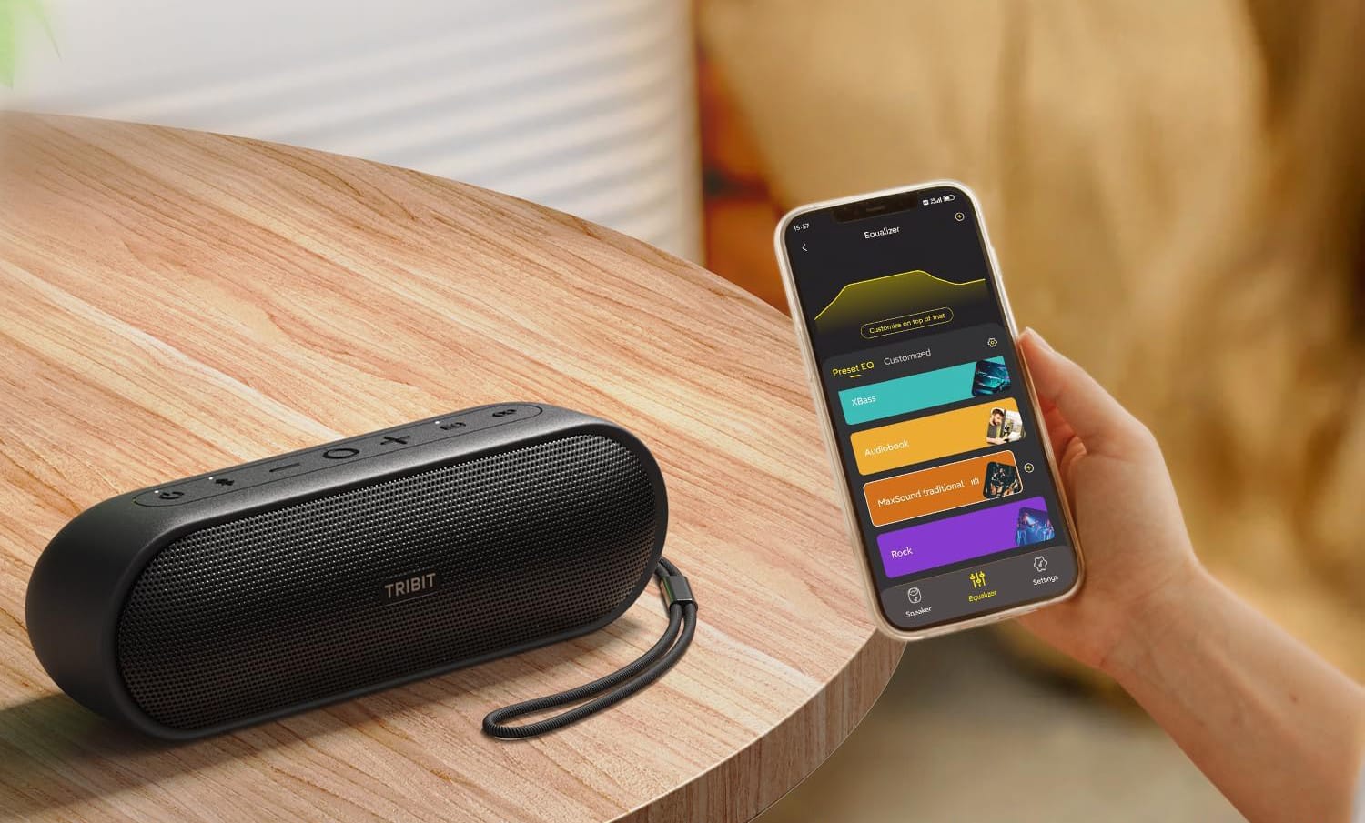 Tribit XSound Plus 2 steht auf einem Tisch