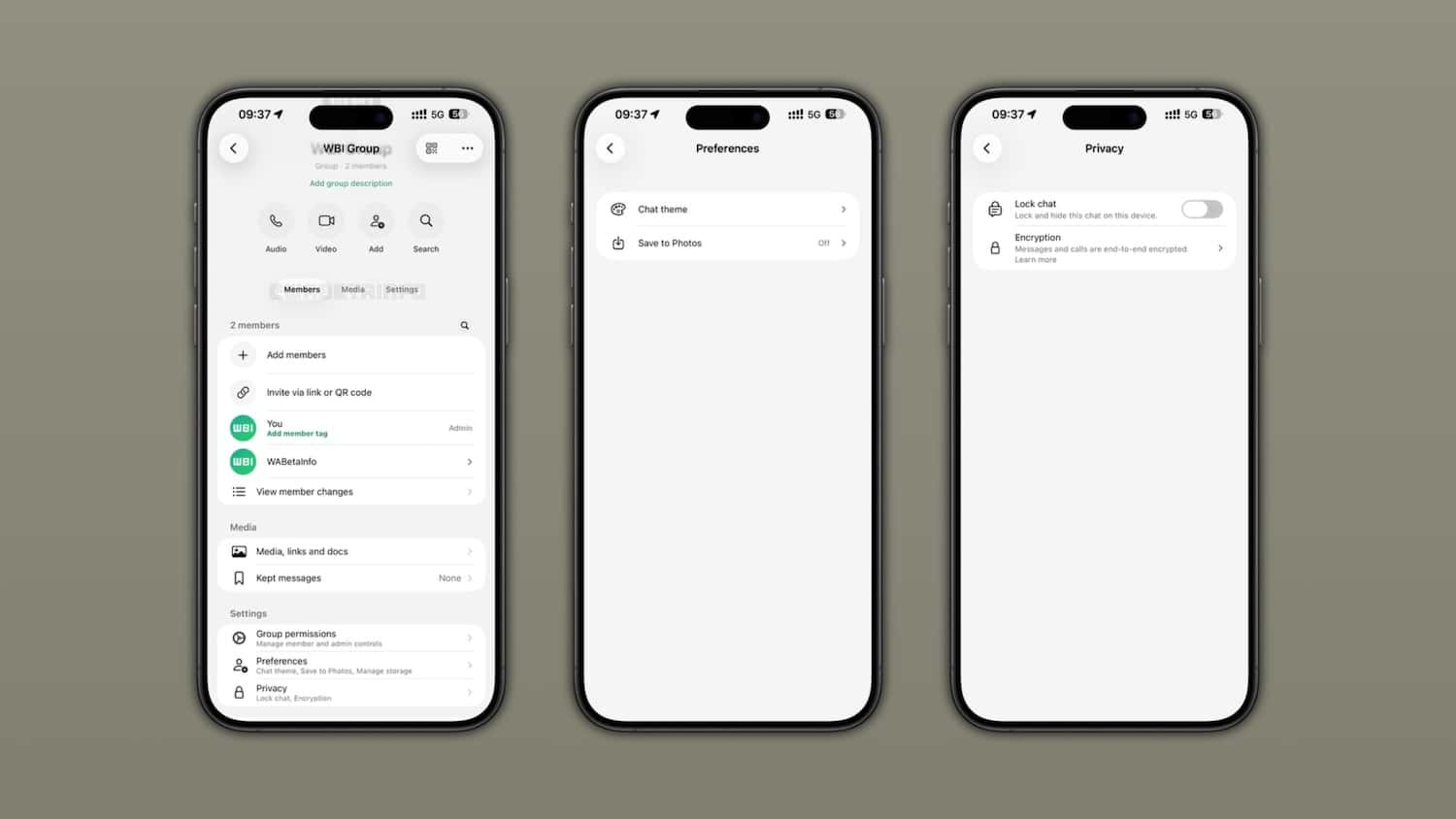 Drei iPhones, auf denen WhatsApp geöffnet ist