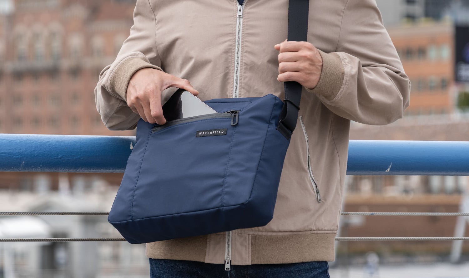 WaterField Designs Packable Messenger in Blau wird von einer Person getragen