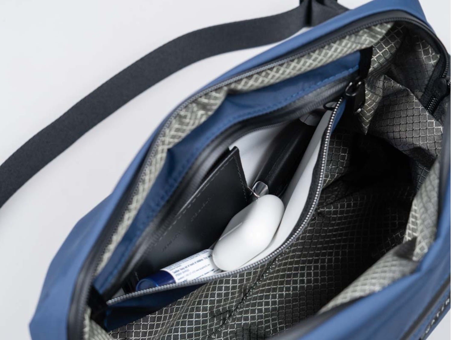 Geöffneter WaterField Designs Packable Messenger in Blau