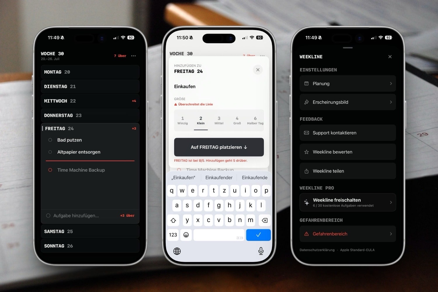 Drei iPhone-Screenshots von Weekline im hellen und dunklen Modus