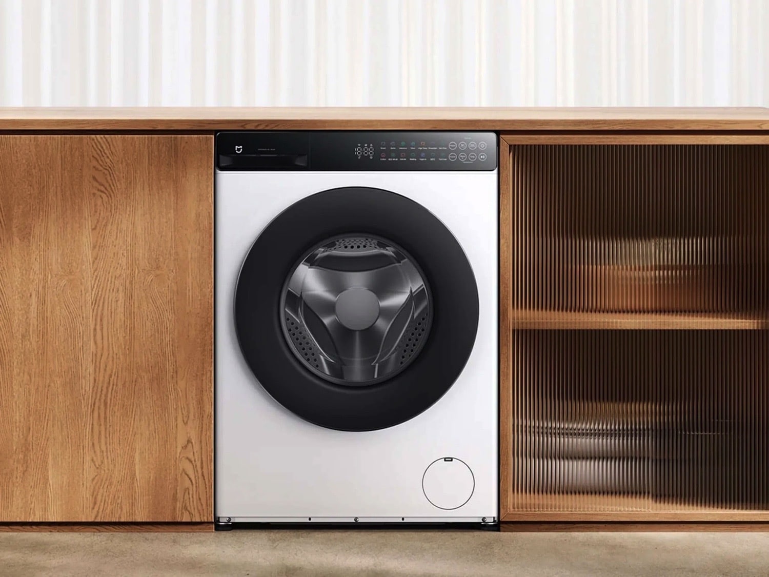 Xiaomi Mijia Waschmaschine in einem Holzschrank eingebaut