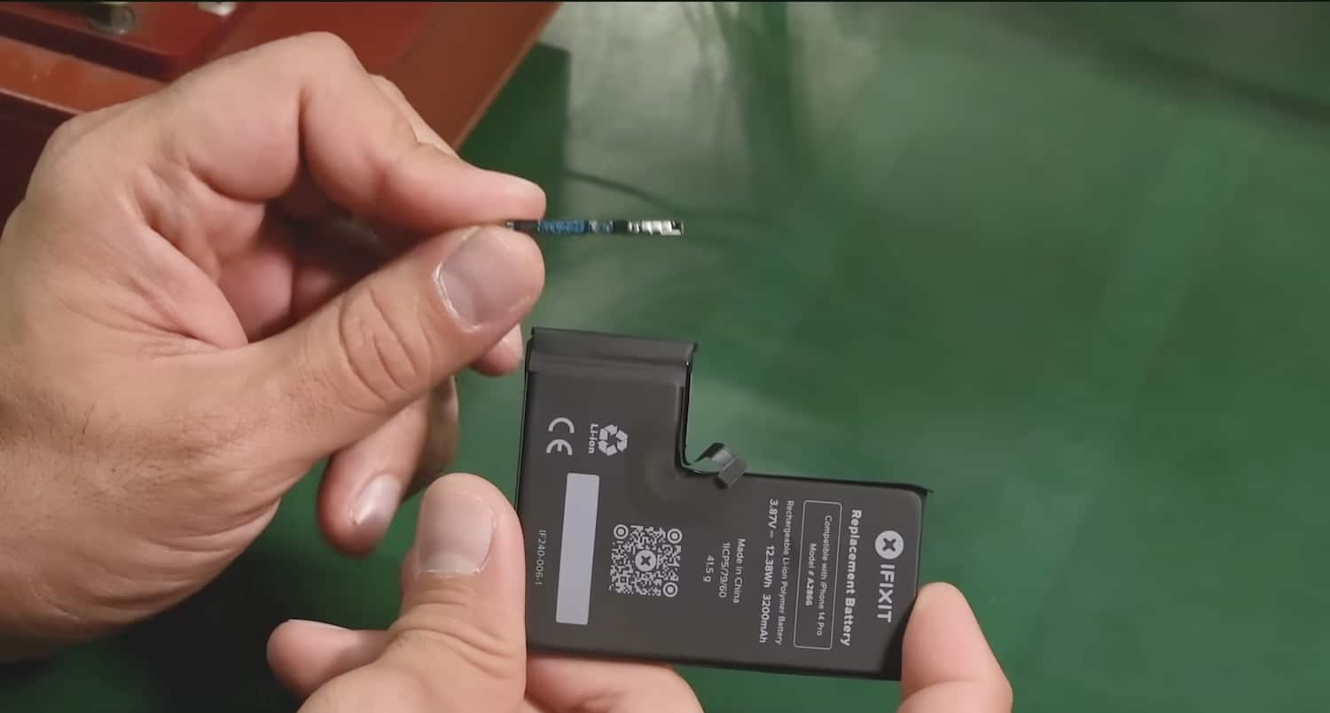 Zwei Hände halten einen Ersatzakku für ein iPhone.
