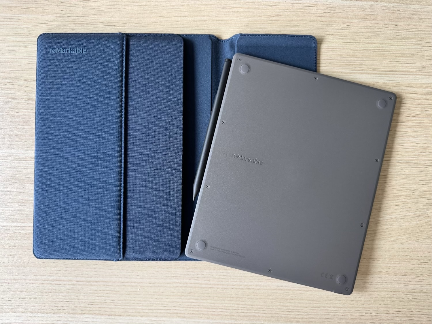 Rückseite des reMarkable Paper Pure und geöffnetes Folio Sleeve