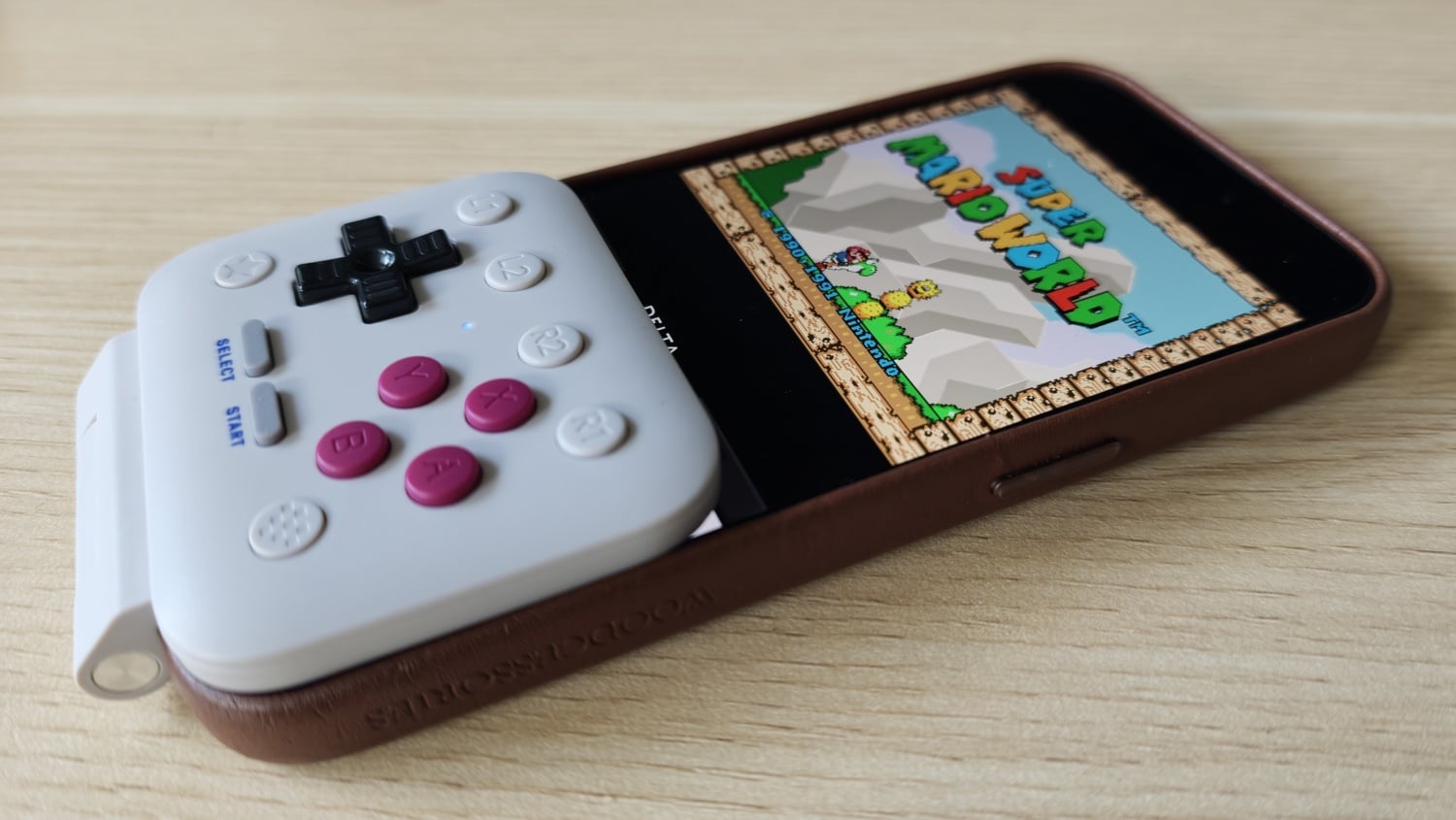 8BitDo FlipPad in der G Classic-Variante mit gestartetem SNES-Spiel auf einem iPhone