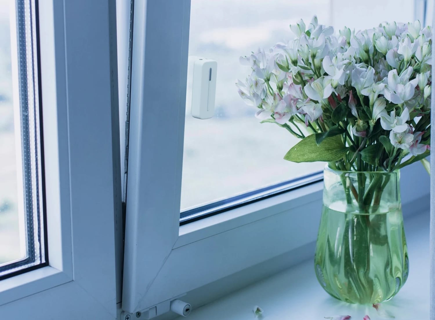 Abode Garage Tilt Sensor an einem gekippten Fenster