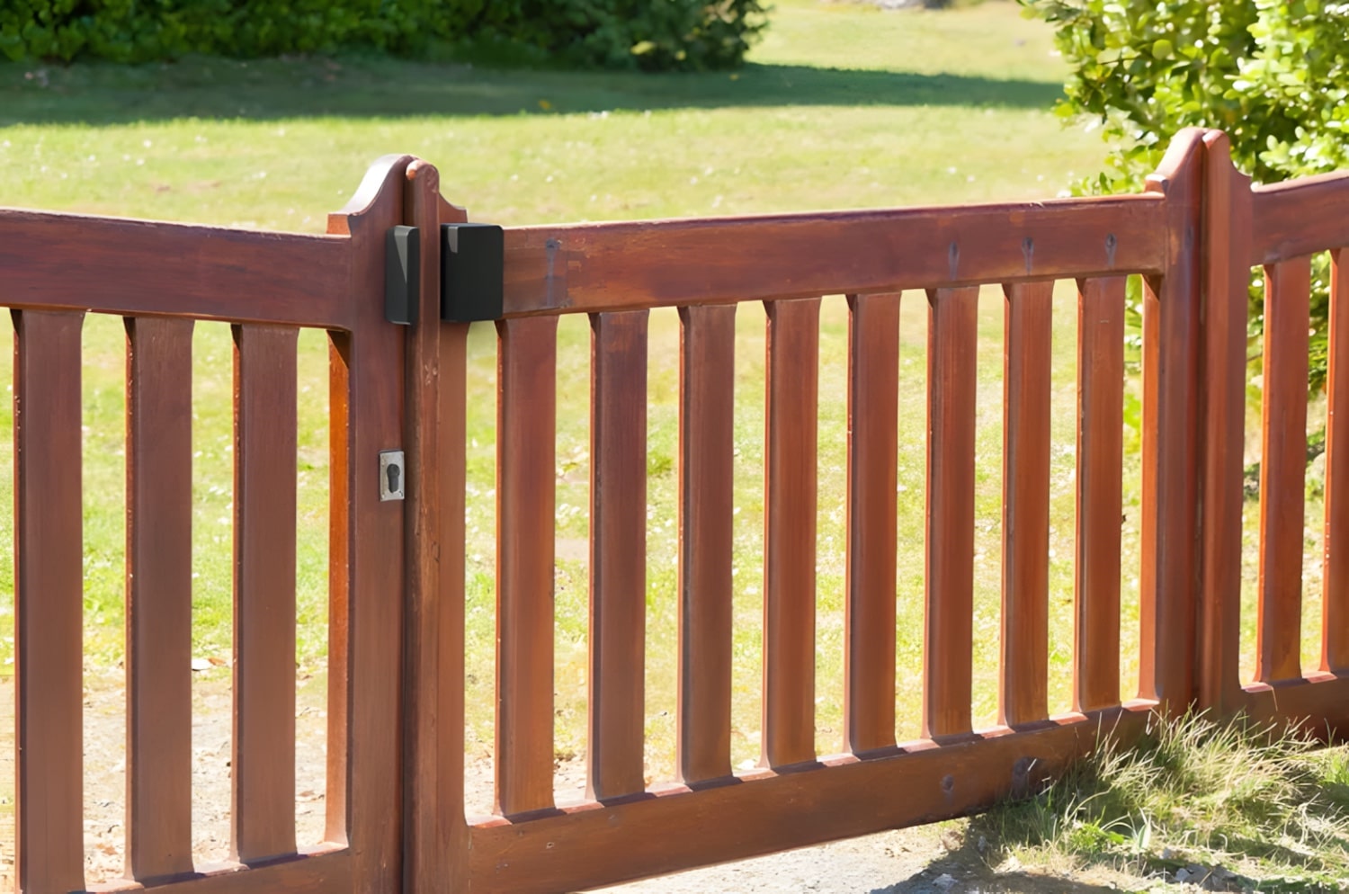 Abode Outdoor Contact Sensor an einem Gartentor