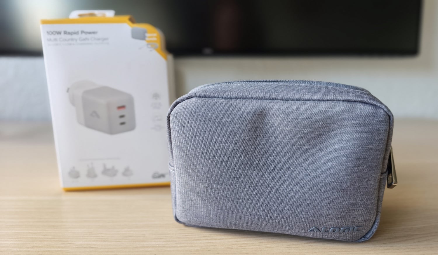 Tasche und Verpackung des Alogic RapidPower Reiseladegerät mit 100 Watt