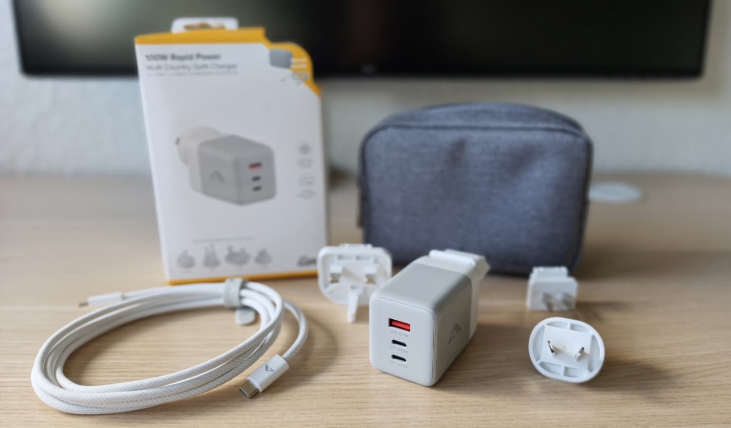Kompletter Lieferumfang des Alogic RapidPower Reiseladegeräts mit 100W