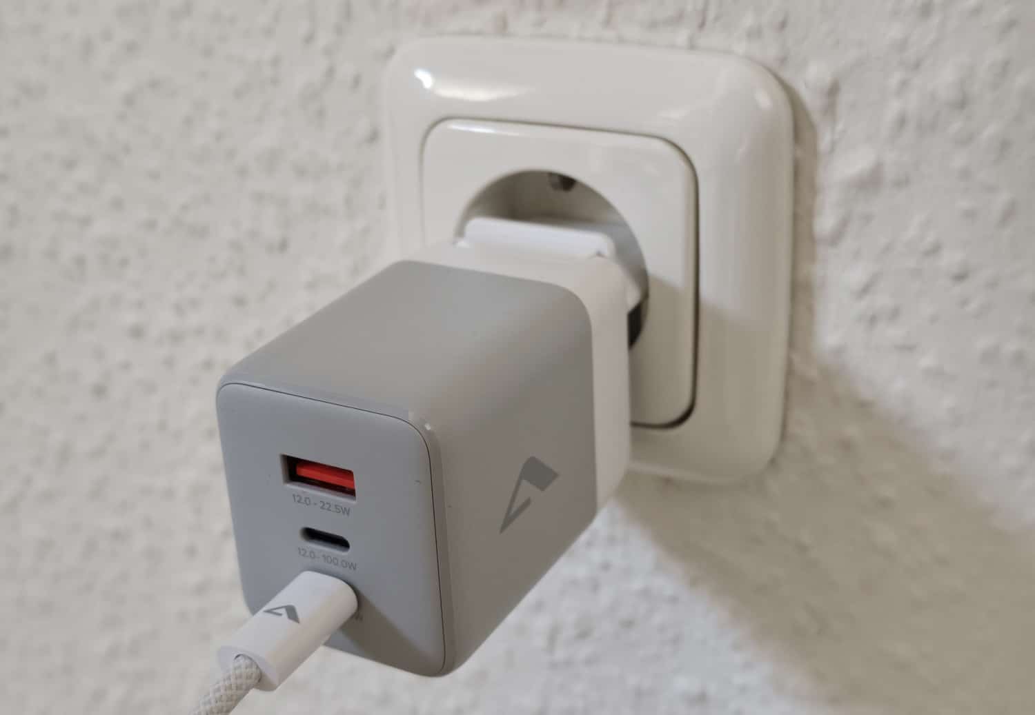 Alogic RapidPower Travel Charger mit 100 Watt ist an eine EU-Steckdose angeschlossen