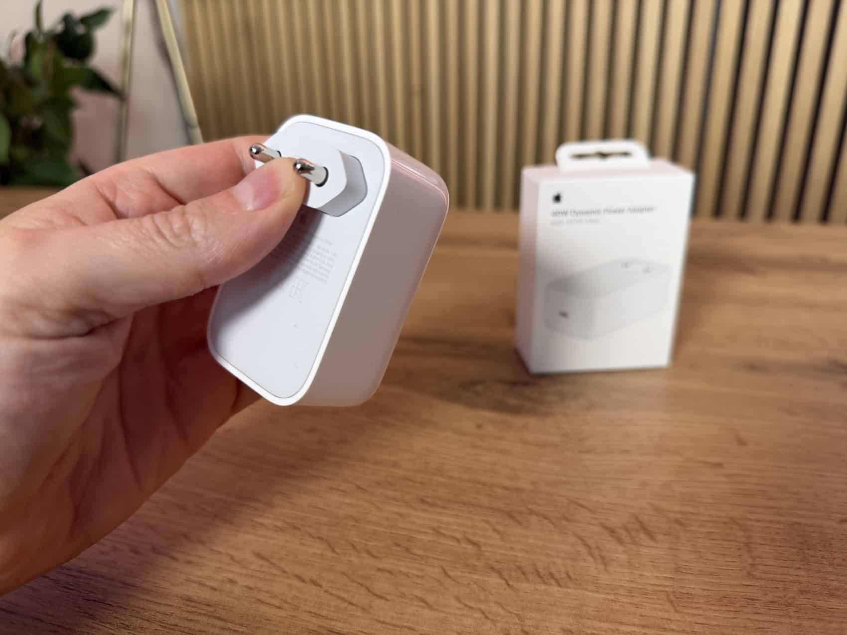 Apple Dynamic Power Adapter zieht die Stecker ein