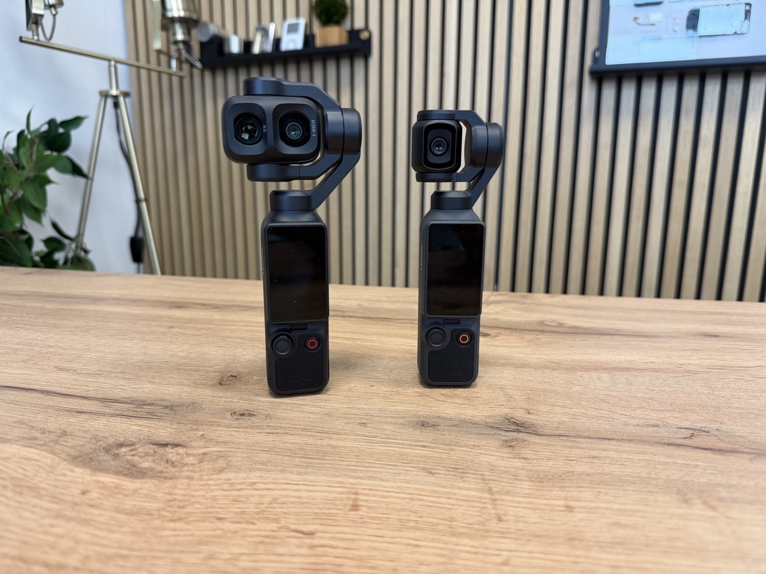 Zwei Kamera-Gimbals von DJI