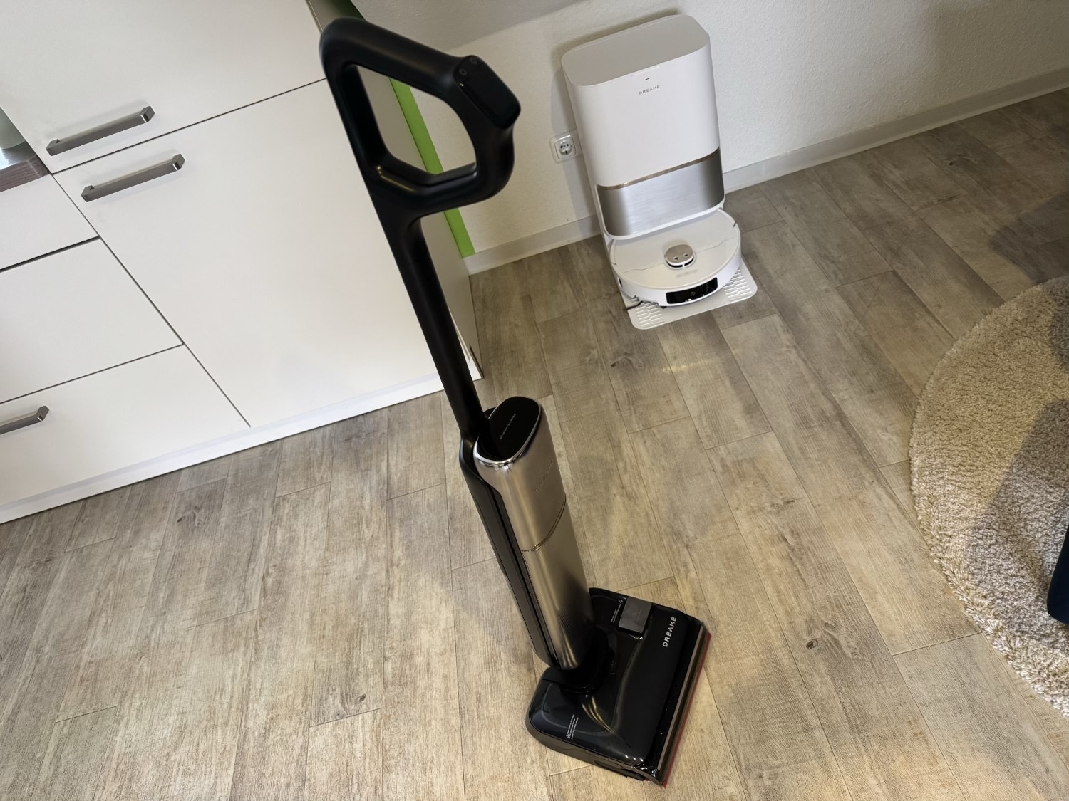 Dreame T16 Pro Heat steht aufrecht in einem Wohnzimmer
