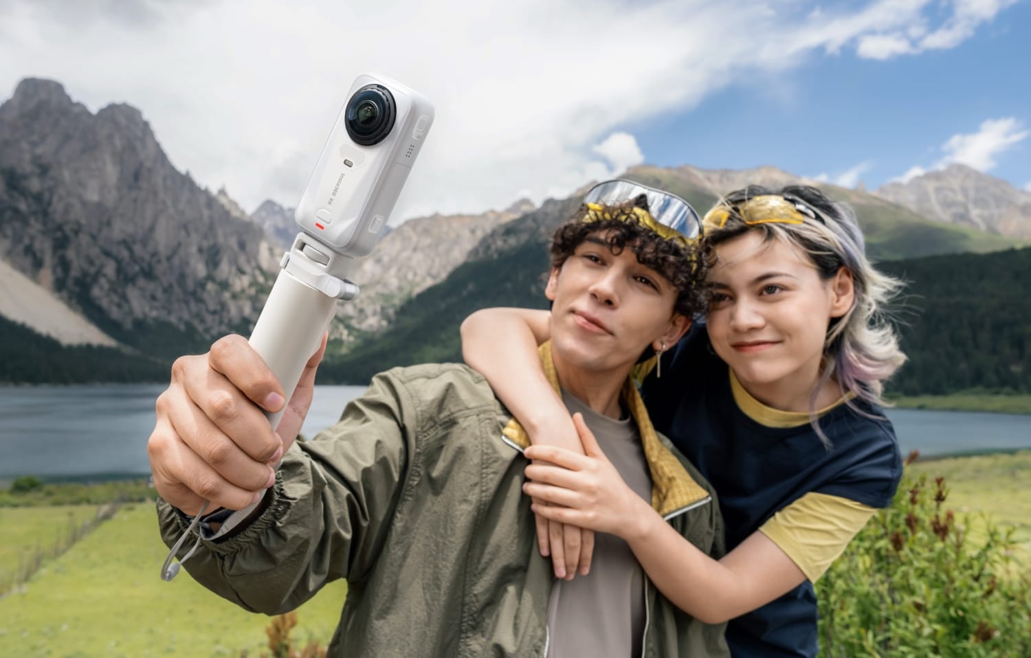 Insta360 X6 in weiß in einer Outdoor-Szene mit zwei Personen