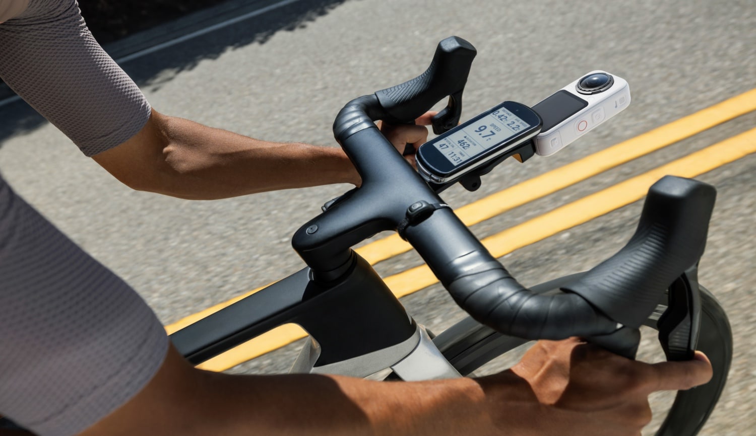 Insta360 X6 auf einem Rennradlenker montiert