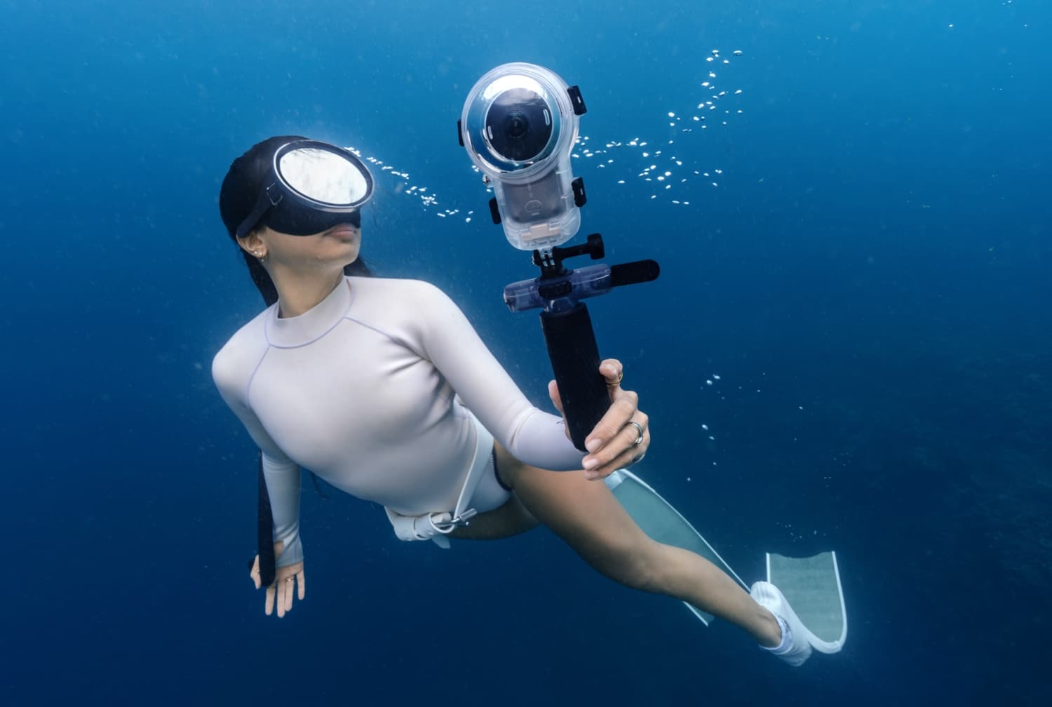 Eine Person taucht mit der Insta360 X6