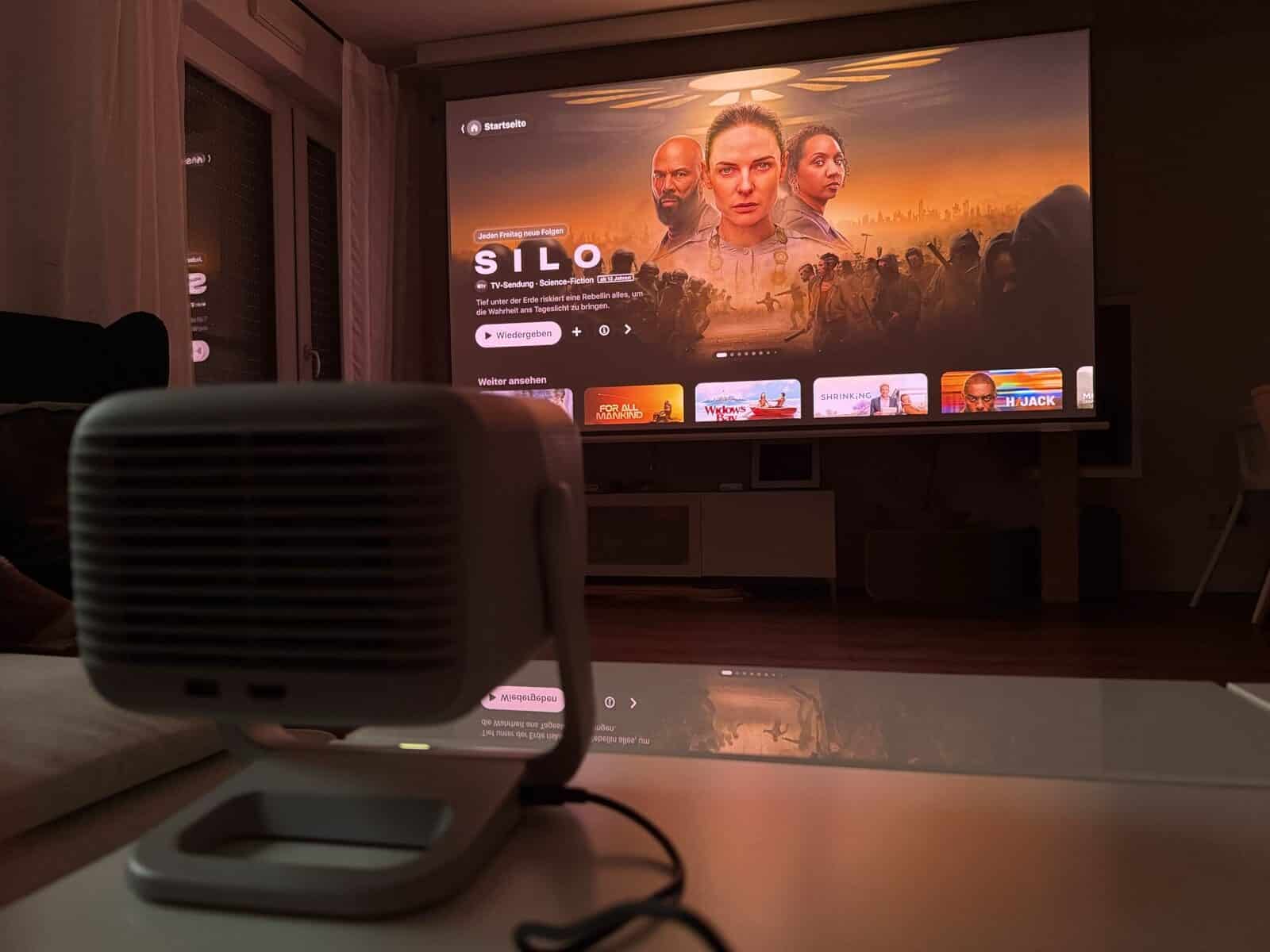 JMGO N1S 4K projiziert Bild auf Leinwand