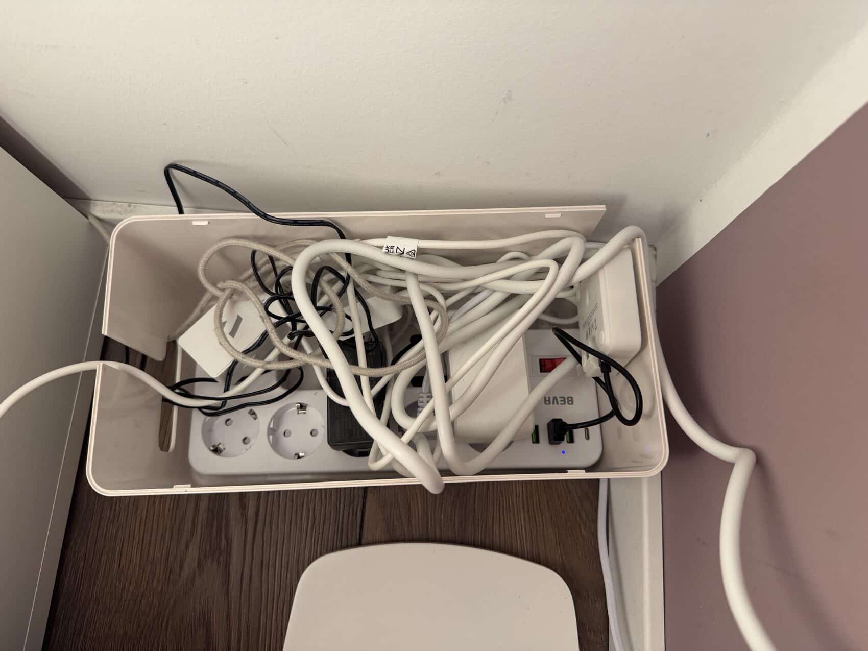 Viele Kabel in einer Kabelbox