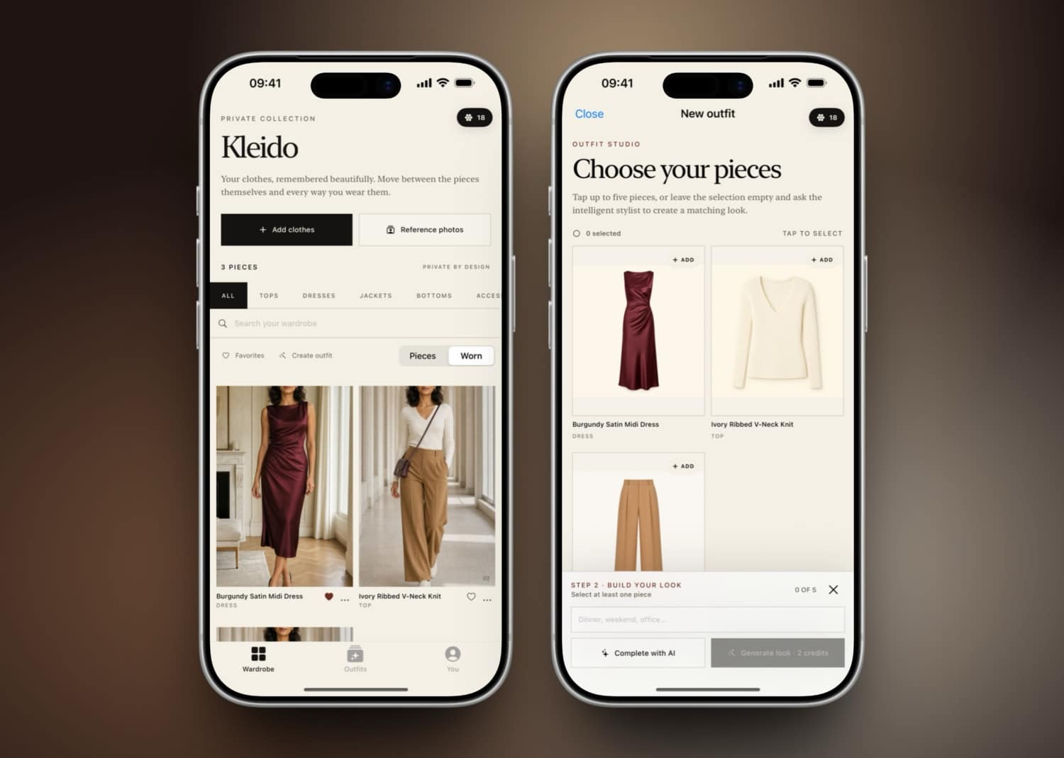 Zwei iPhone-Screenshots von Kleido vor braunem Hintergrund