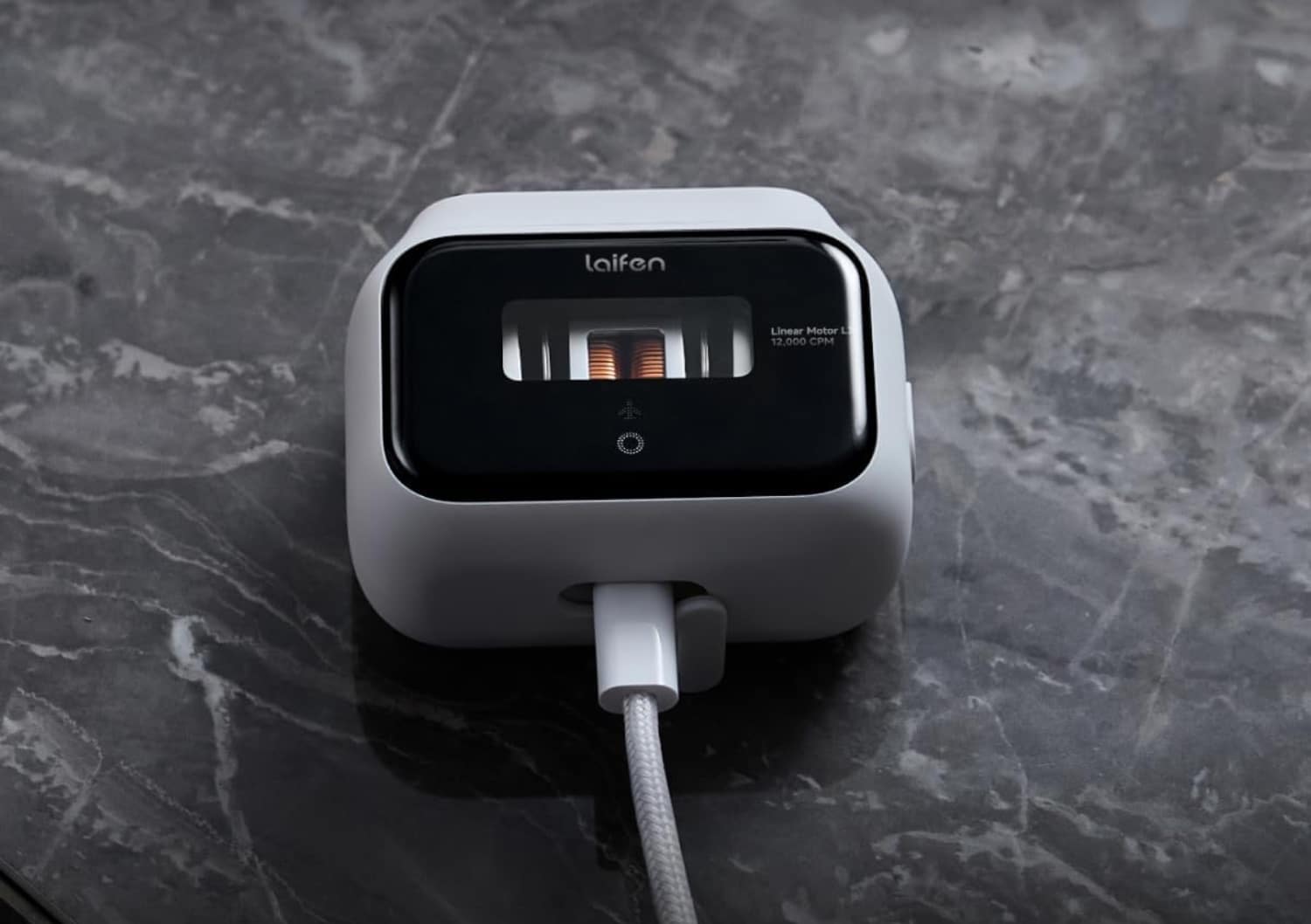 Laifen P3 in Weiß an einem weißen Ladekabel