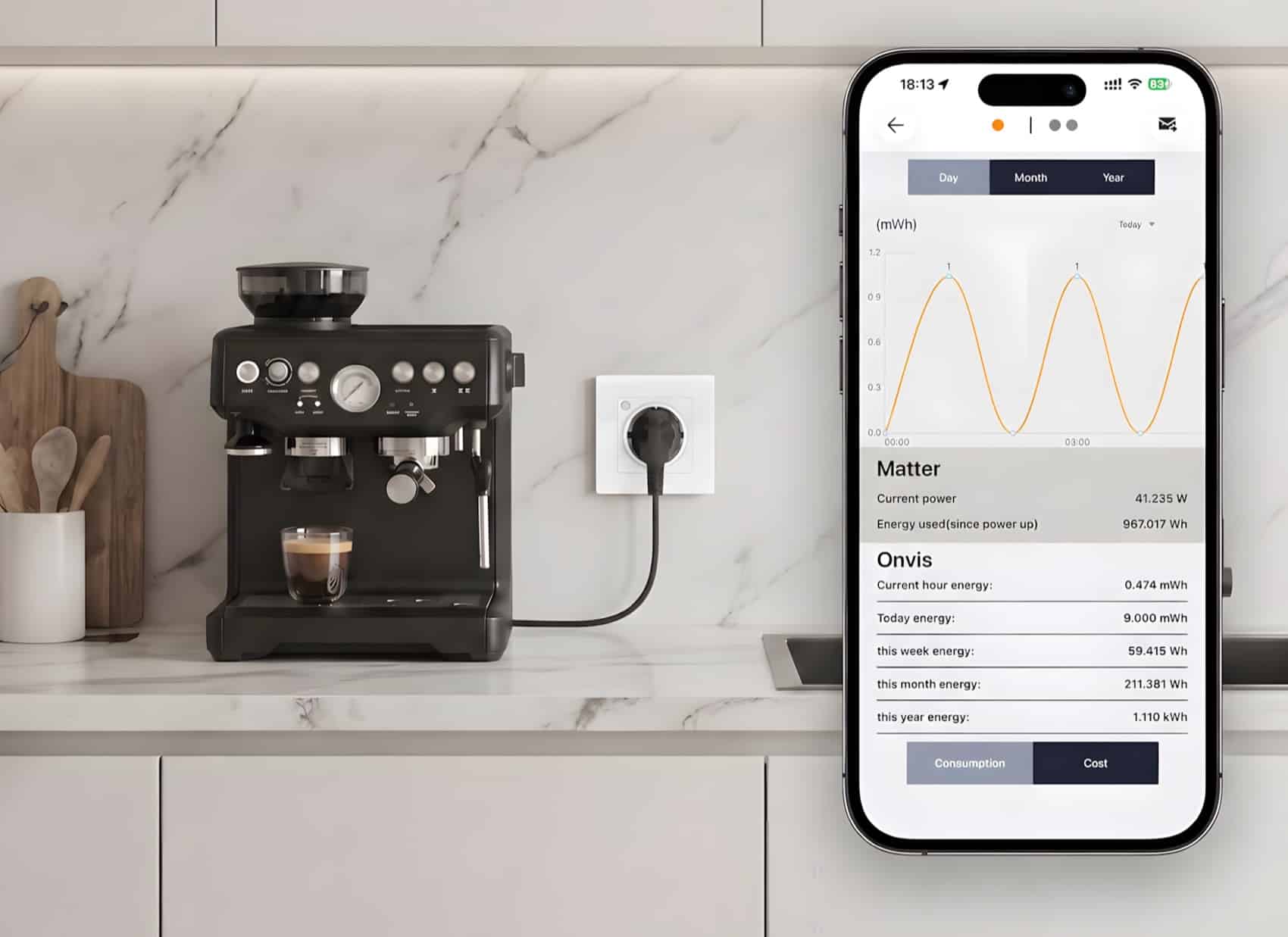 iPhone mit Onvis-App neben der Wandsteckdose