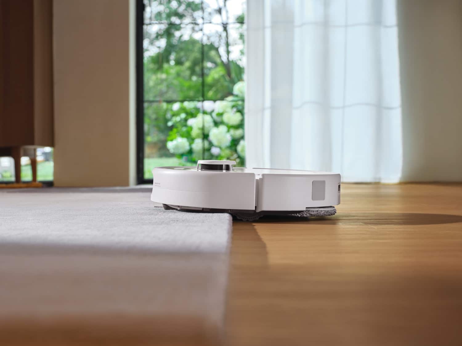 Roborock Qrevo 2 Pro fährt auf einen Teppich