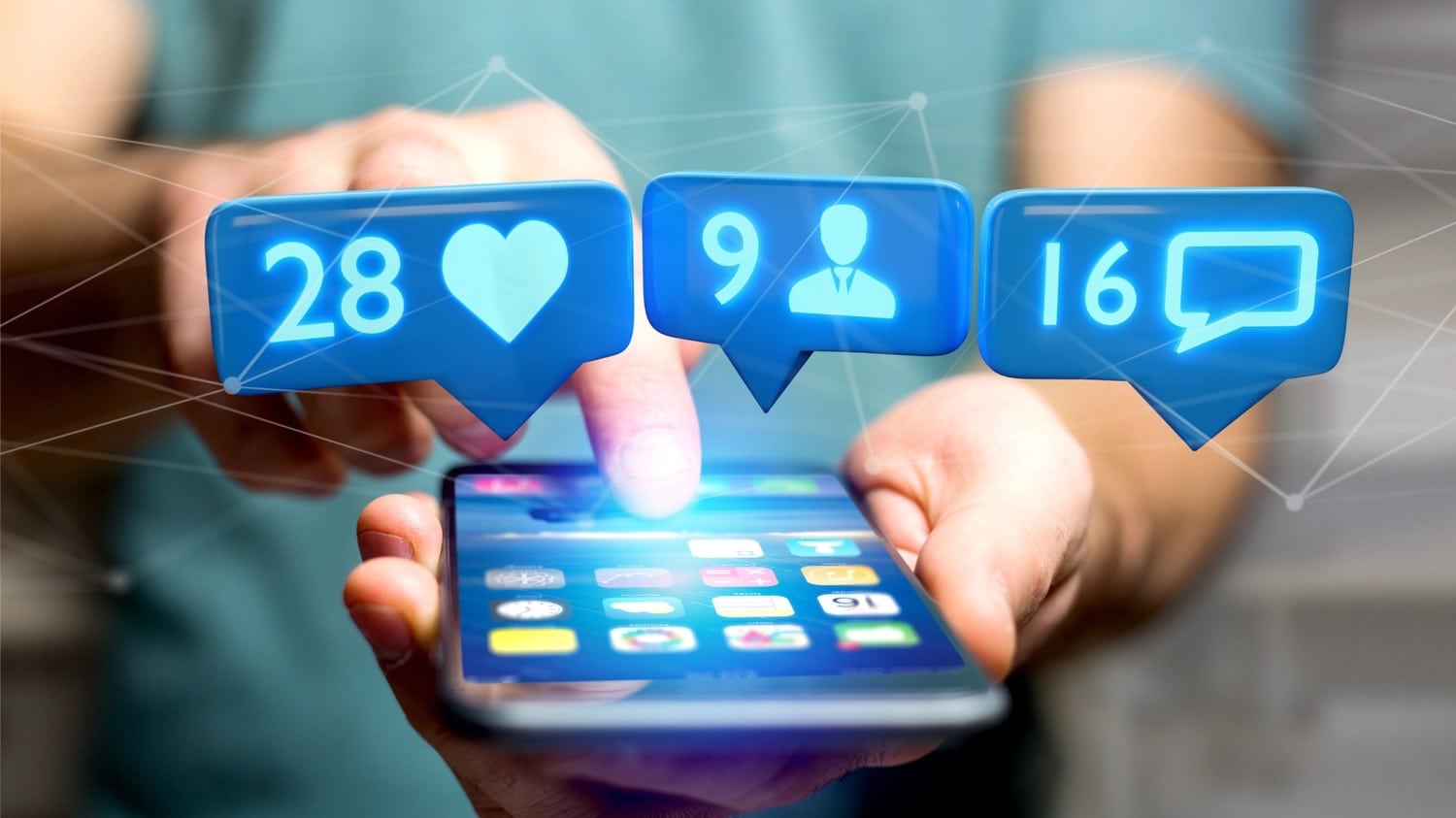 Eine Person hält ein Smartphone in der Hand, darüber sind Symbole mit Likes und Kommentaren abgebildet