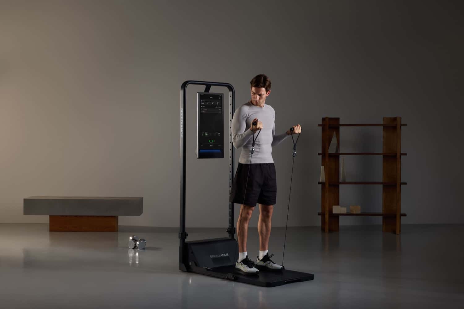 Speediance Gym Monster vor weißem Hintergrund