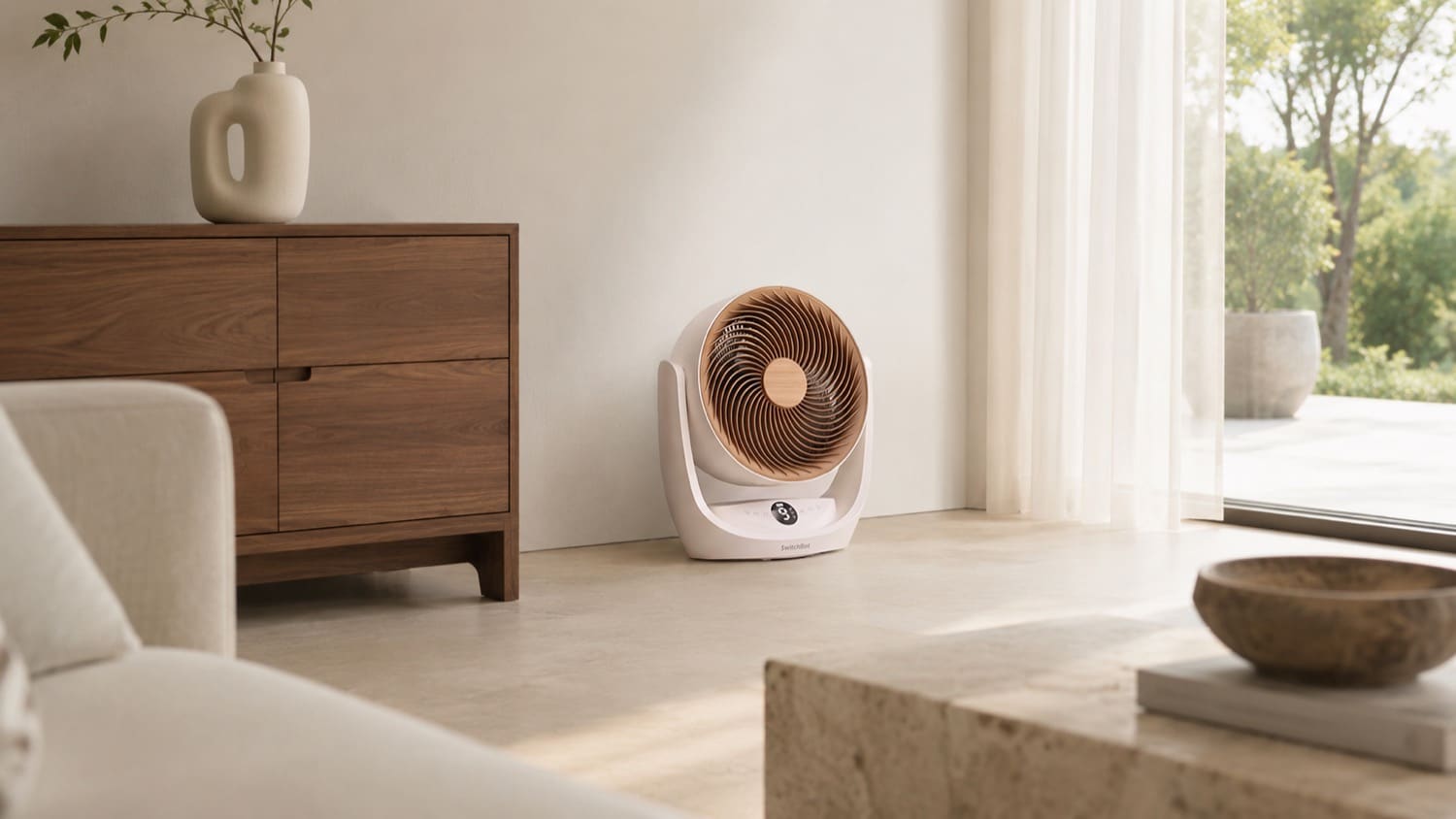 SwitchBot Battery Circulator Fan 2 Pro steht in einem Zimmer