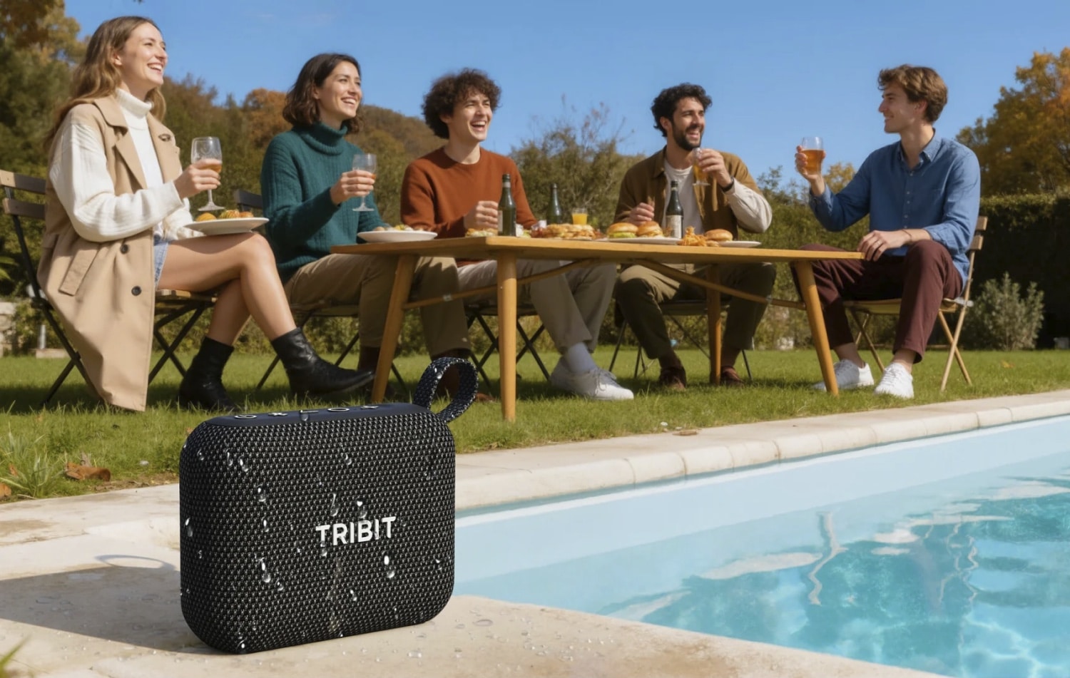 Tribit PocketGo Mini in Schwarz am Rand eines Pools