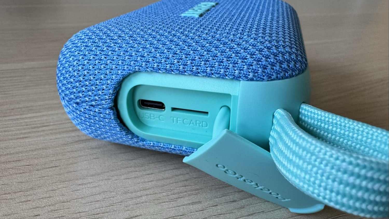 Hellblauer Tribit PocketGo Mini mit USB-C-Anschluss und Speicherkarten-Slot
