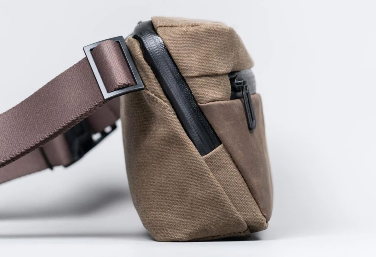 WaterField Designs Traverse Sling in einer Seitenansicht