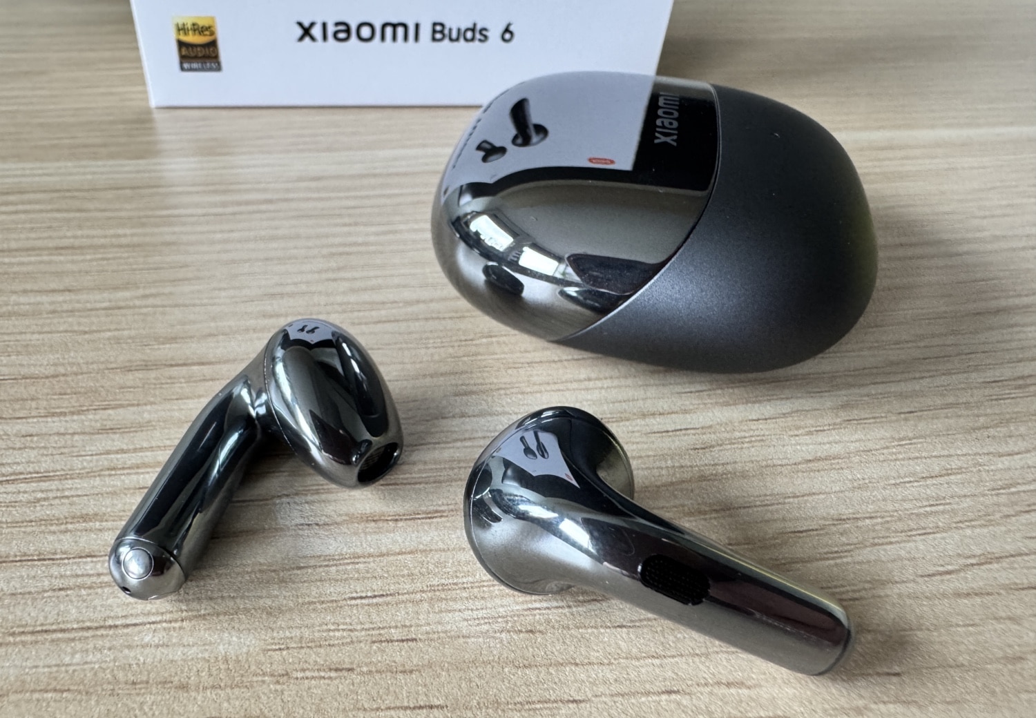 Detailansicht der schwarzen Xiaomi Buds 6