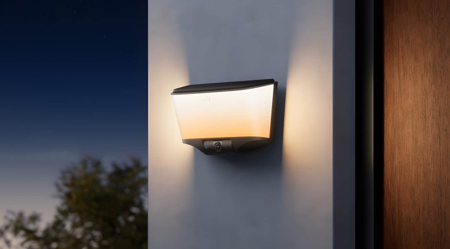 eufy Wandleuchte S4 leuchtet abends an einer Hauswand