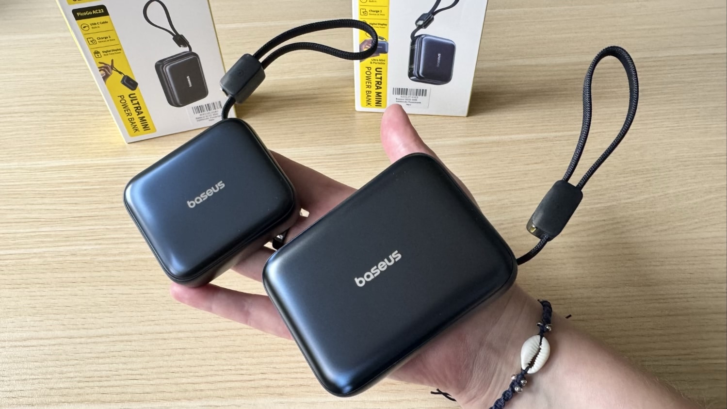 Zwei Baseus PicoGo-Powerbanks liegen auf einer Handfläche