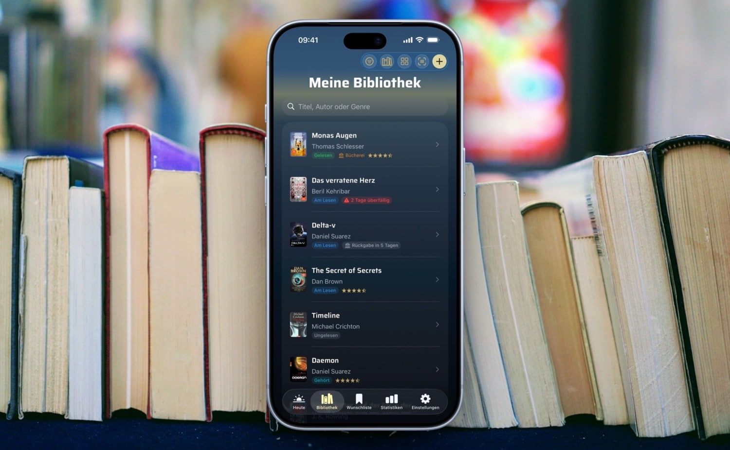 BookSafe-App auf einem iPhone vor einer Bücherreihe
