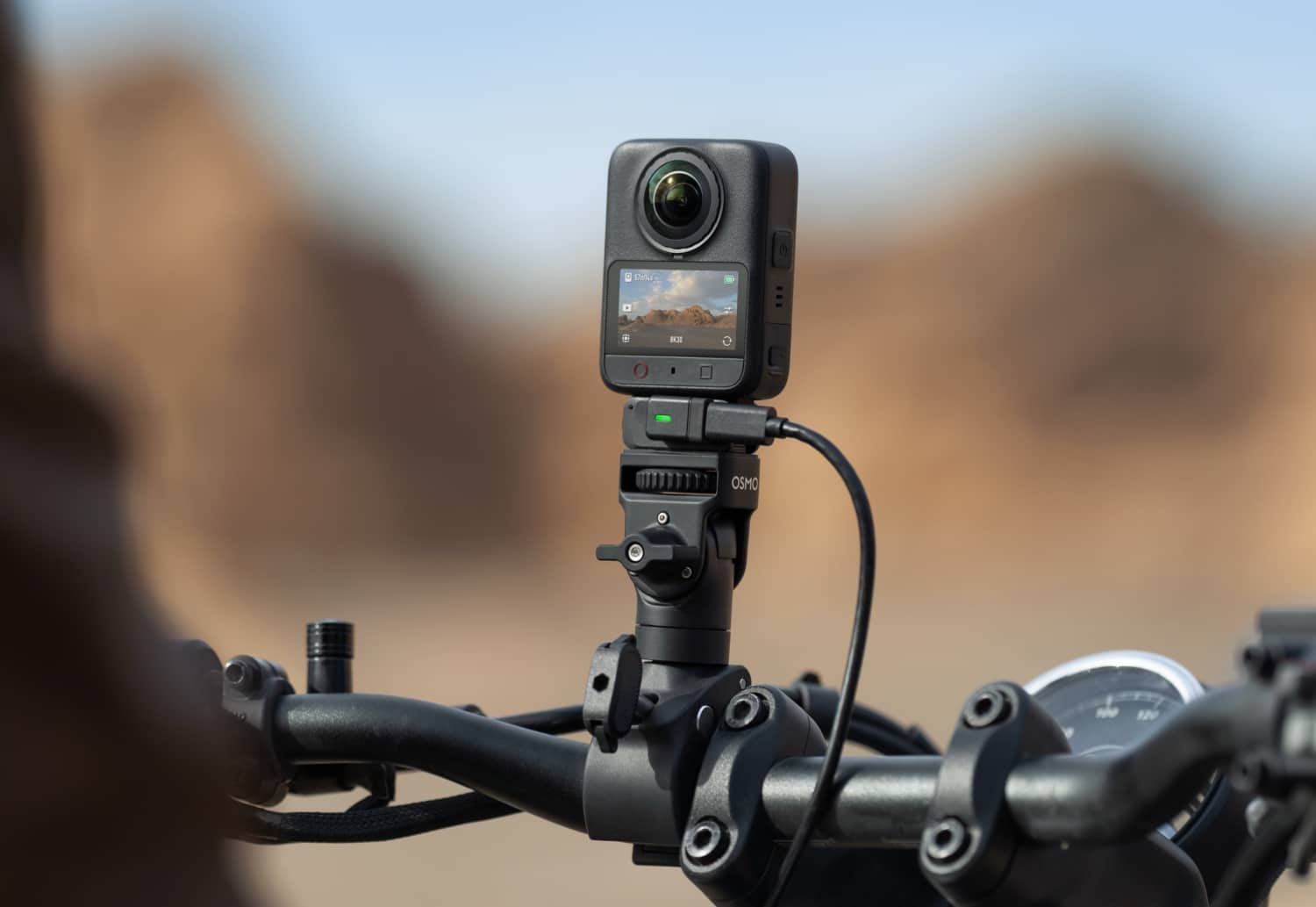 DJI Osmo 360 II ist mit einer Halterung an einem Motorrad angebracht
