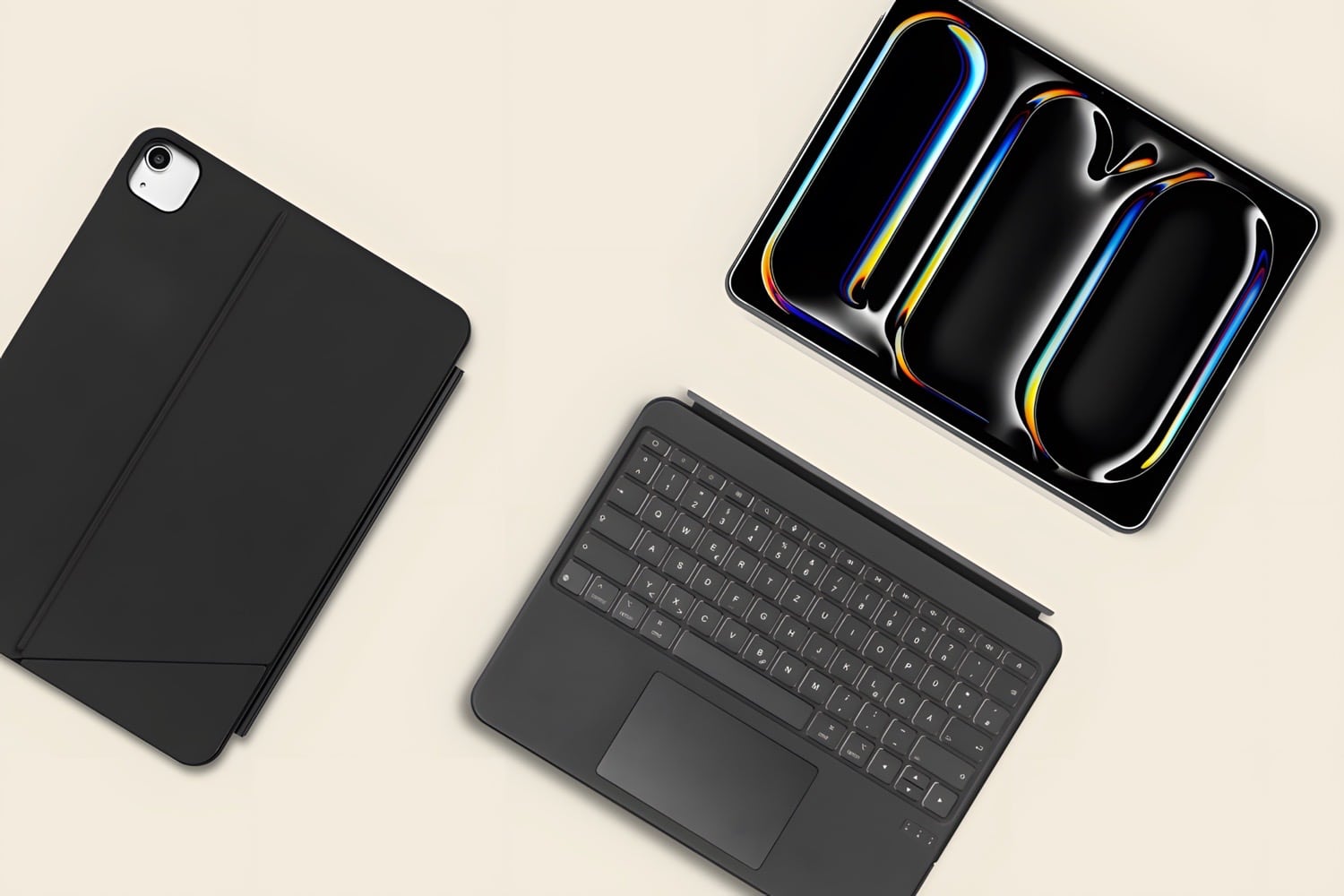 Decoded iPad Tastaturcase liegt auf einer hellen Oberfläche