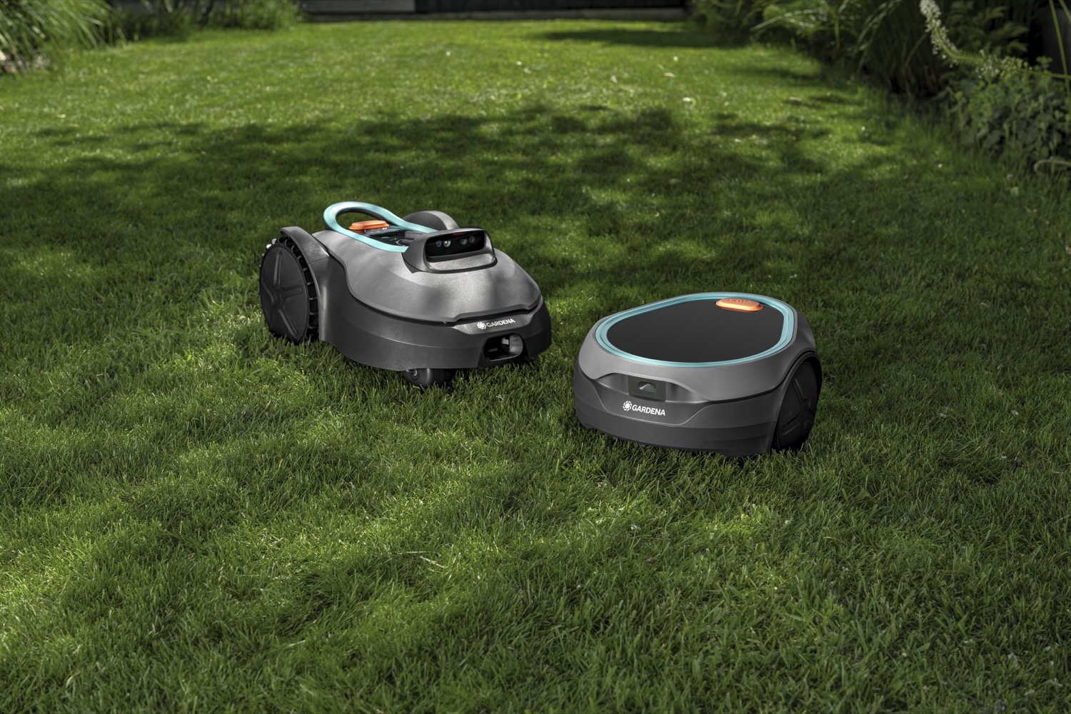 Zwei Mähroboter von Gardena