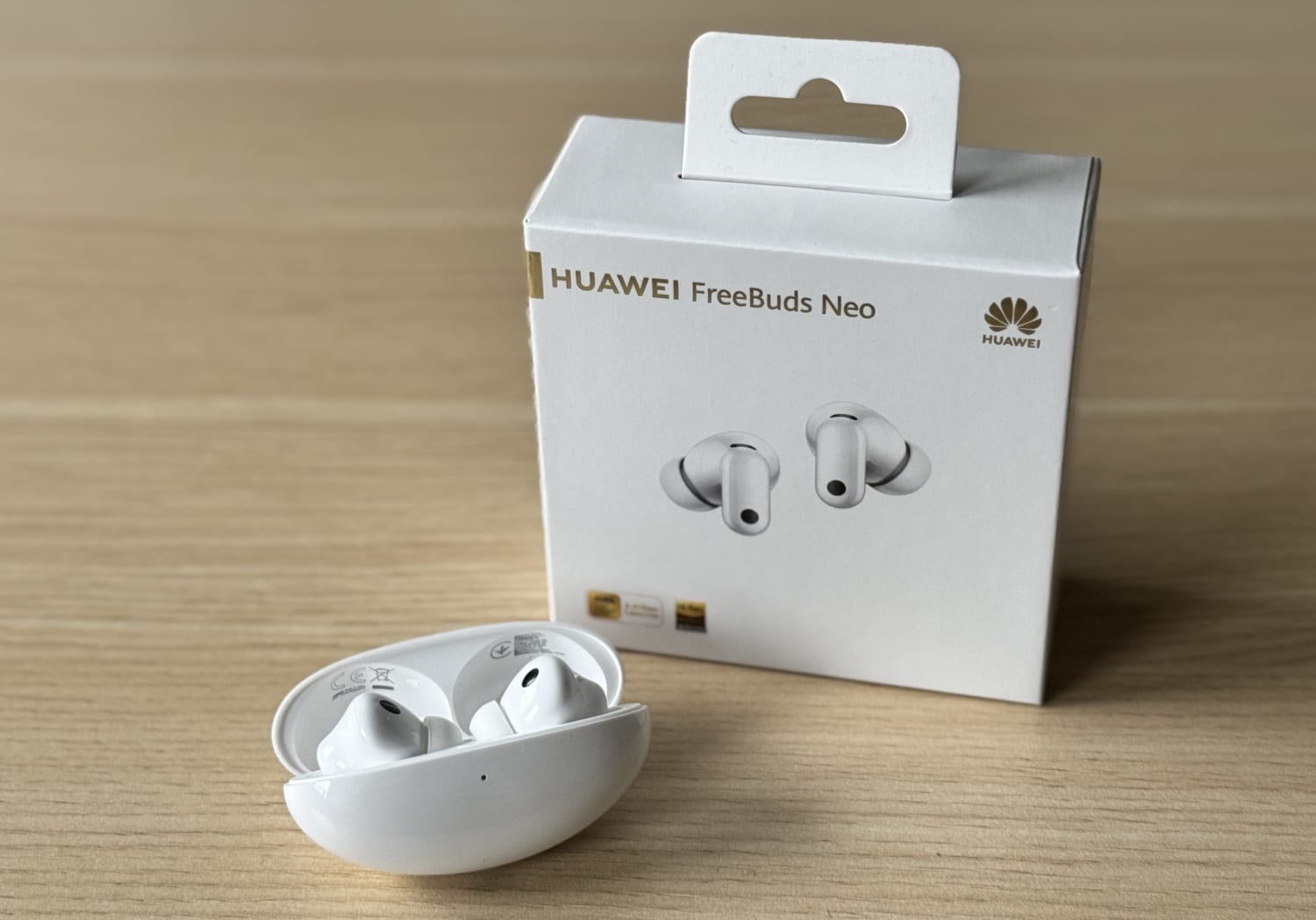 Huawei FreeBuds Neo in Weiß samt Verpackung