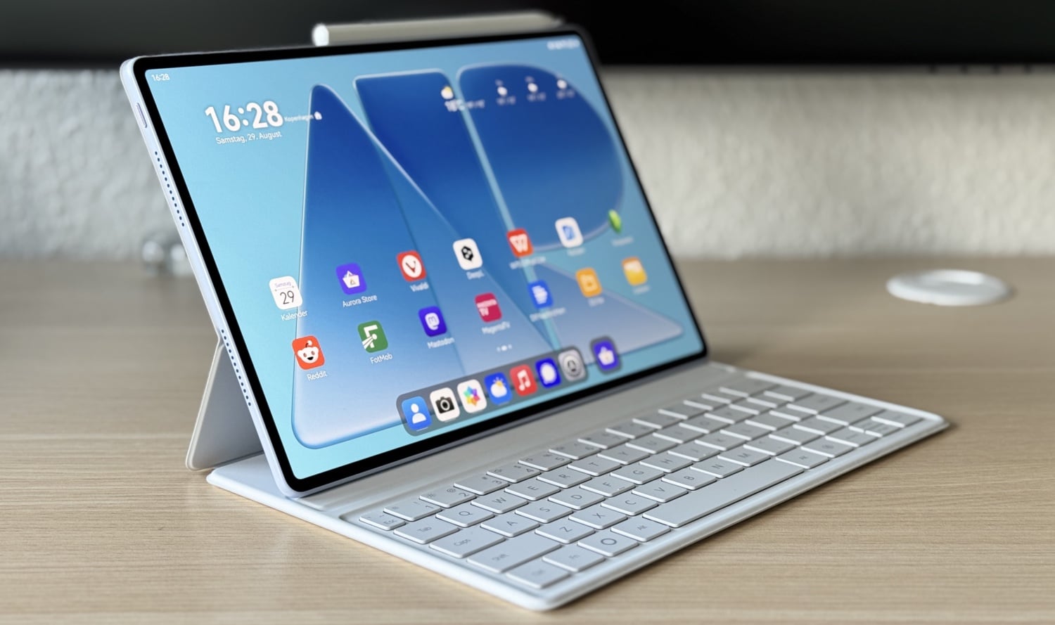 Aufgeklapptes Huawei MatePad Air in Blau mit Tastaturhülle und Pencil auf einem Schreibtisch