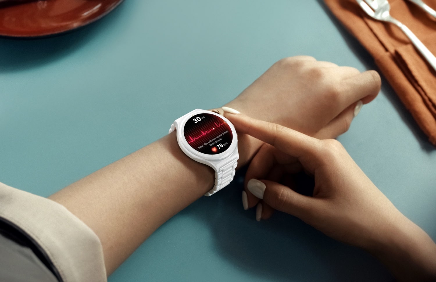 Huawei Watch 6 Pro in Weiß an einem Handgelenk