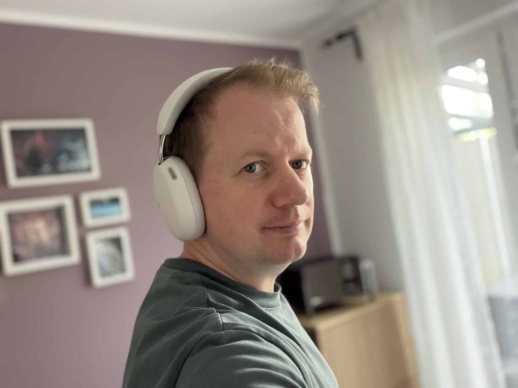 Mann trägt Sonos Ace Ultra auf dem Kopf