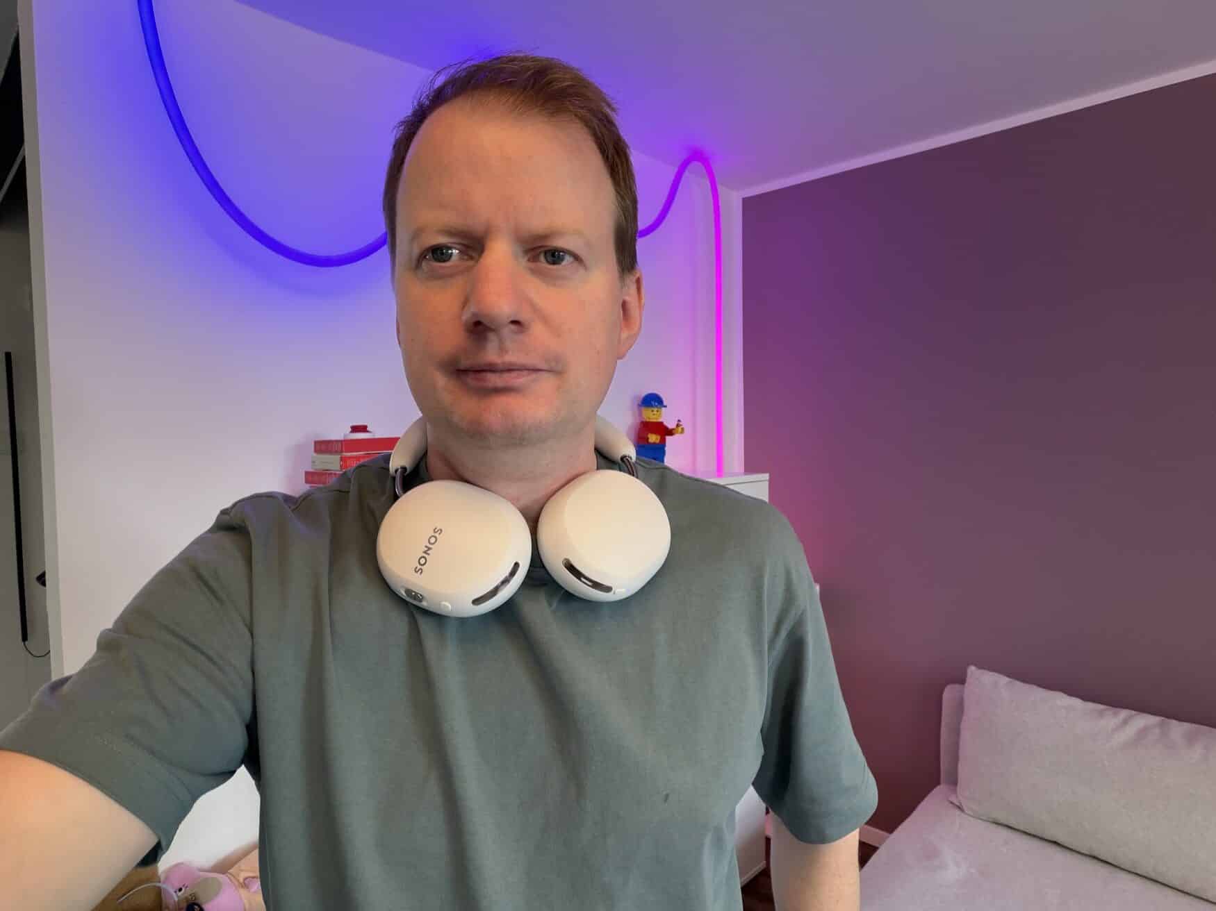 Mann trägt Sonos Ace Ultra um den Hals