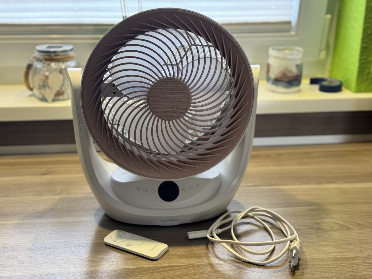 SwitchBot Battery Circulator Fan Pro 2 steht auf einer Holzplatte in einer Küche