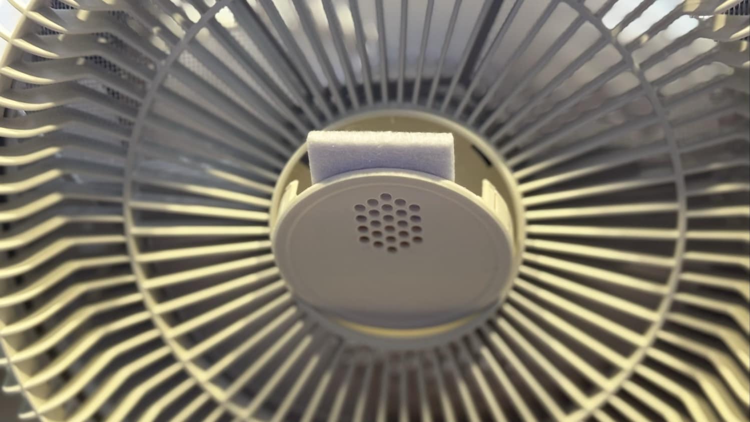 Rückseite des SwitchBot Battery Circulator Fan Pro 2 mit geöffnetem Aromafach