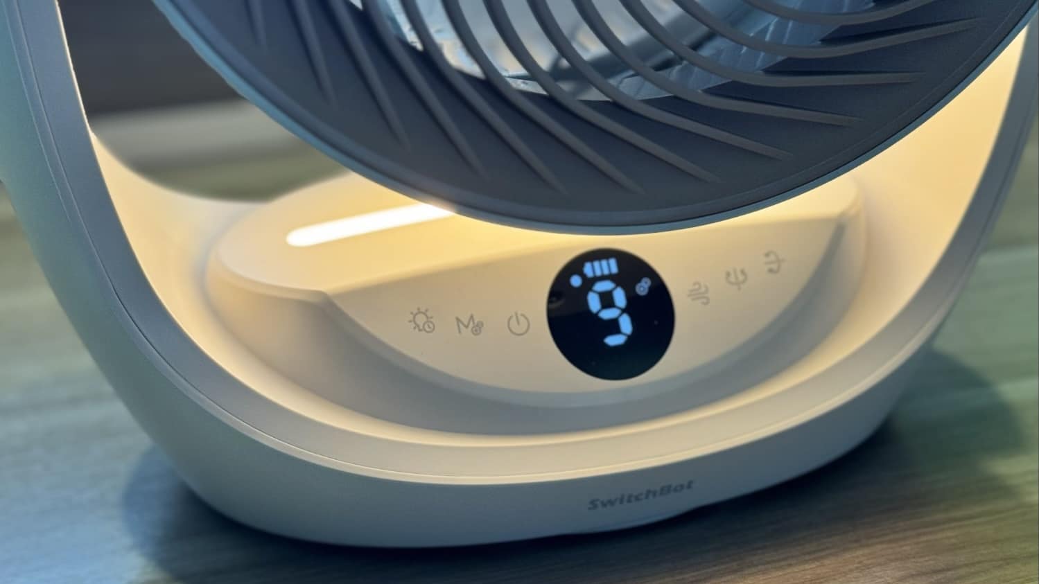 Eingeschaltetes Nachtlicht des SwitchBot Battery Circulator Fan Pro 2